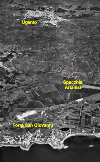 Figura 2 - Ugento, Torre San Giovanni e la Specchia Artanisi in una foto aerea del 1968