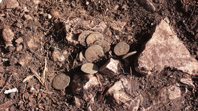 Figura 27 - Le monete al momento dello scavo (da Bietti-Sestieri - Scardozzi 2010)