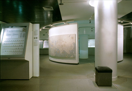 Figura 11 - La sala ipogea con sullo sfondo una grande mappa del mondo antico con tracciate le rotte commerciali del Mediterraneo e le strade carovaniere dirette ad Oriente  