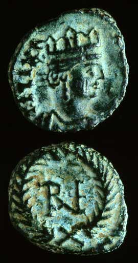 Figura 14 - Atalarico. Dieci nummi in bronzo coniati a Ravenna, con busto coronato di Ravenna al dritto e monogramma della città al rovescio. CNI X, p. 650 n. 6