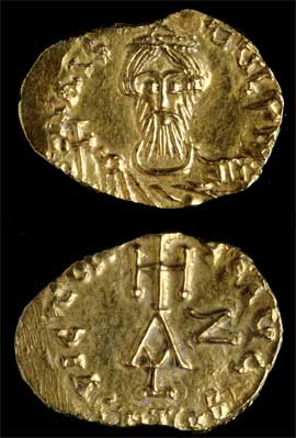 Figura 16 - Regno Longobardo. Astolfo (751-756). Solido in oro emesso dalla zecca di Ravenna con busto del re al dritto e croce potenziata su monogramma al rovescio. CNI X, p. 681 n. 1