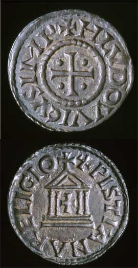 Figura 18 - Ludovico il Pio (814-840). Denaro in argento emesso della zecca di Milano (822-840) con il tipo della croce accantonata da 4 globetti al dritto e il tempio consacrato al rovescio. CNI V, p. 16 n. 2