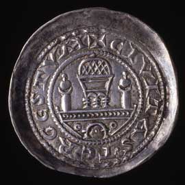 Figura 23 - Trieste. Givardo, vescovo (1209-1212). Grosso in argento a tondello scodellato con al rovescio edificio a due torri sormontato da cupola. CNI VI, p. 239 n. 8