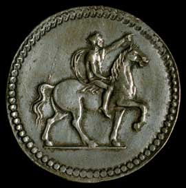 Figura 30 - Ferrara. Ercole I d’Este duca (1471-1505). Quarto di ducato in argento con al rovescio cavaliere in nudità eroica avanzante verso destra. CNI X, p. 436 n. 23; PANVINI 1961, p. 40 n. 205; RAVEGNANI I, p. 131 n. 6