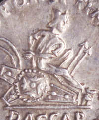 Figura 3 – Traiano (98-117 d.C.). Denario emesso dalla zecca di Roma tra il 103 e il 111 con raffigurazione della Dacia Capta (particolare del rovescio). Roma, Museo Nazionale Romano, Medagliere
