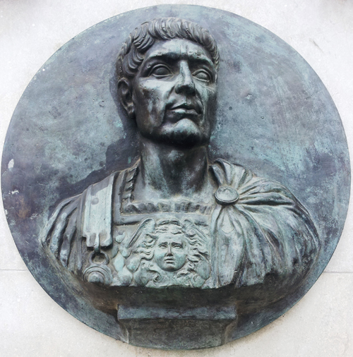 Figura 4 – Medaglione con busto di Traiano (Ettore Ferrari, 1927)
