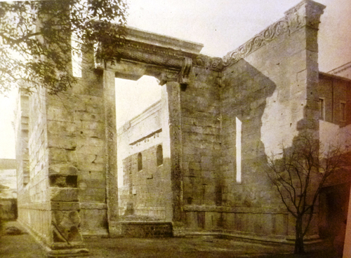 Figura 9 – Roma 1911. Esposizione Internazionale. Mostra Archeologica. Ricostruzione al vero del pronao e di parte della cella del tempio di Ancyra (da GIGLIOLI 1911b, p. 30)