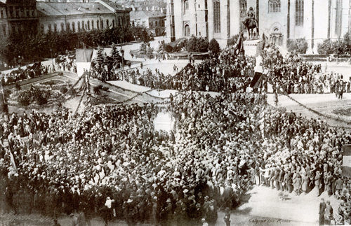Figura 13 – 28 settembre 1921: cerimonia di consegna della lupa in bronzo, dono del sindaco di Roma, Giannetto Valli, alla città di Cluj