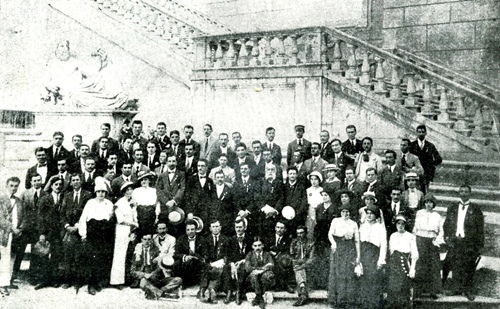 Figura 3 – Romolo Artioli e gli studenti dell’Università di Bucarest in visita a Roma sulla piazza del Campidoglio (1914)
