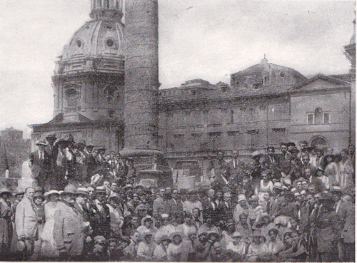 Figura 4 – Romolo Artioli e gli studenti dell’Università di Iassy in visita a Roma fotografati nel Foro di Traiano ai piedi della Colonna (1920)
