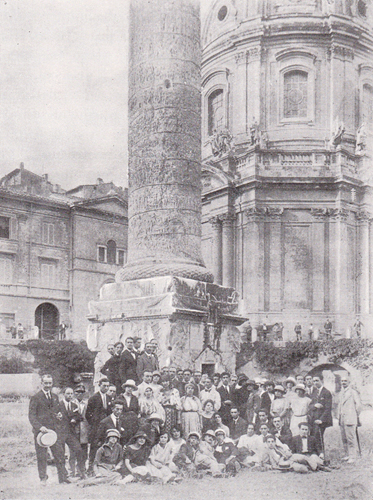 Figura 5 – Romolo Artioli e gli studenti dell’Università e dell’Accademia di Alti Studi Commerciali di Bucarest in visita a Roma fotografati nel Foro di Traiano ai piedi della Colonna (1921)