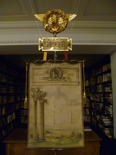 Figura 1 - Il labaro sociale della Unione Storia ed Arte montato nella biblioteca dell’Accademia di Romania in Roma durante i lavori dell’Incontro di studi (foto autore)